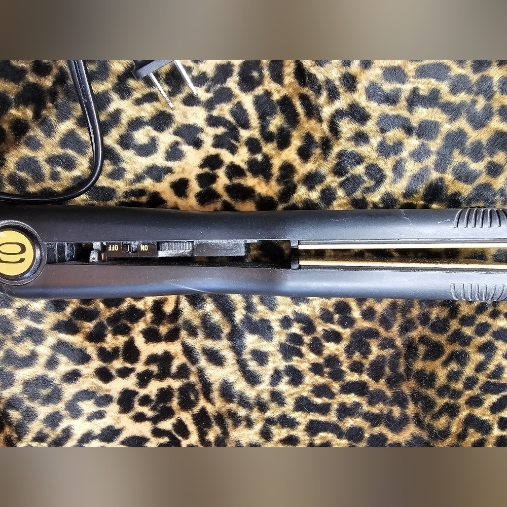 ANDIS HAIR CERAMIC FLAT IRON ELECTRICAL - Picture 2 of 14